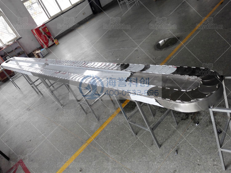 直線型不銹鋼回轉(zhuǎn)小火鍋設(shè)備現(xiàn)場(chǎng)生產(chǎn)圖2