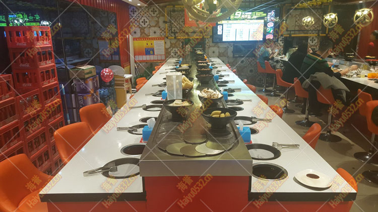 威?？句桃惑w回轉(zhuǎn)火鍋設(shè)備現(xiàn)場(chǎng)圖4