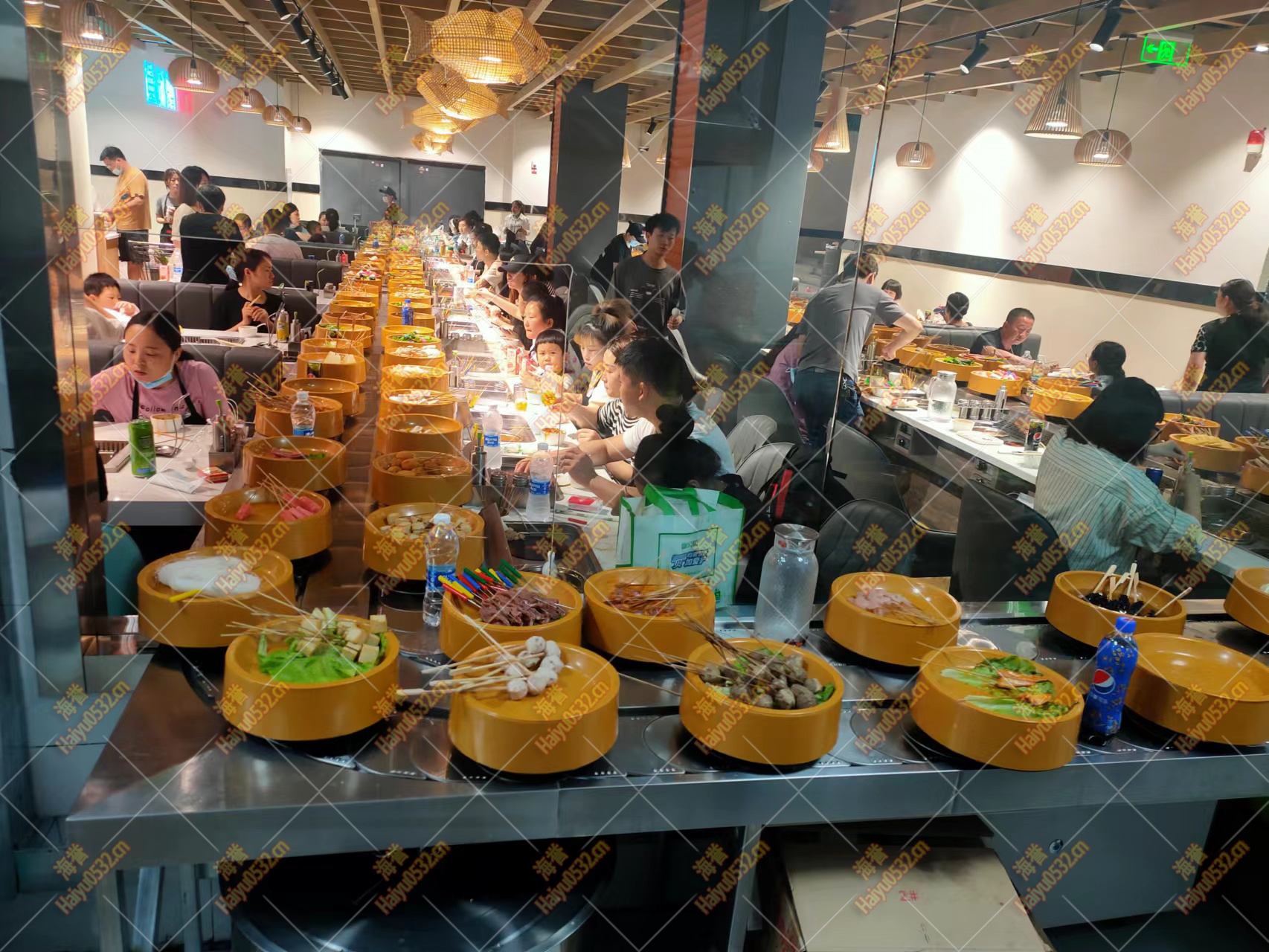 新疆無煙涮烤旋轉小火鍋店開業(yè)爆滿 新疆無煙涮烤旋轉小火鍋店開業(yè)爆滿