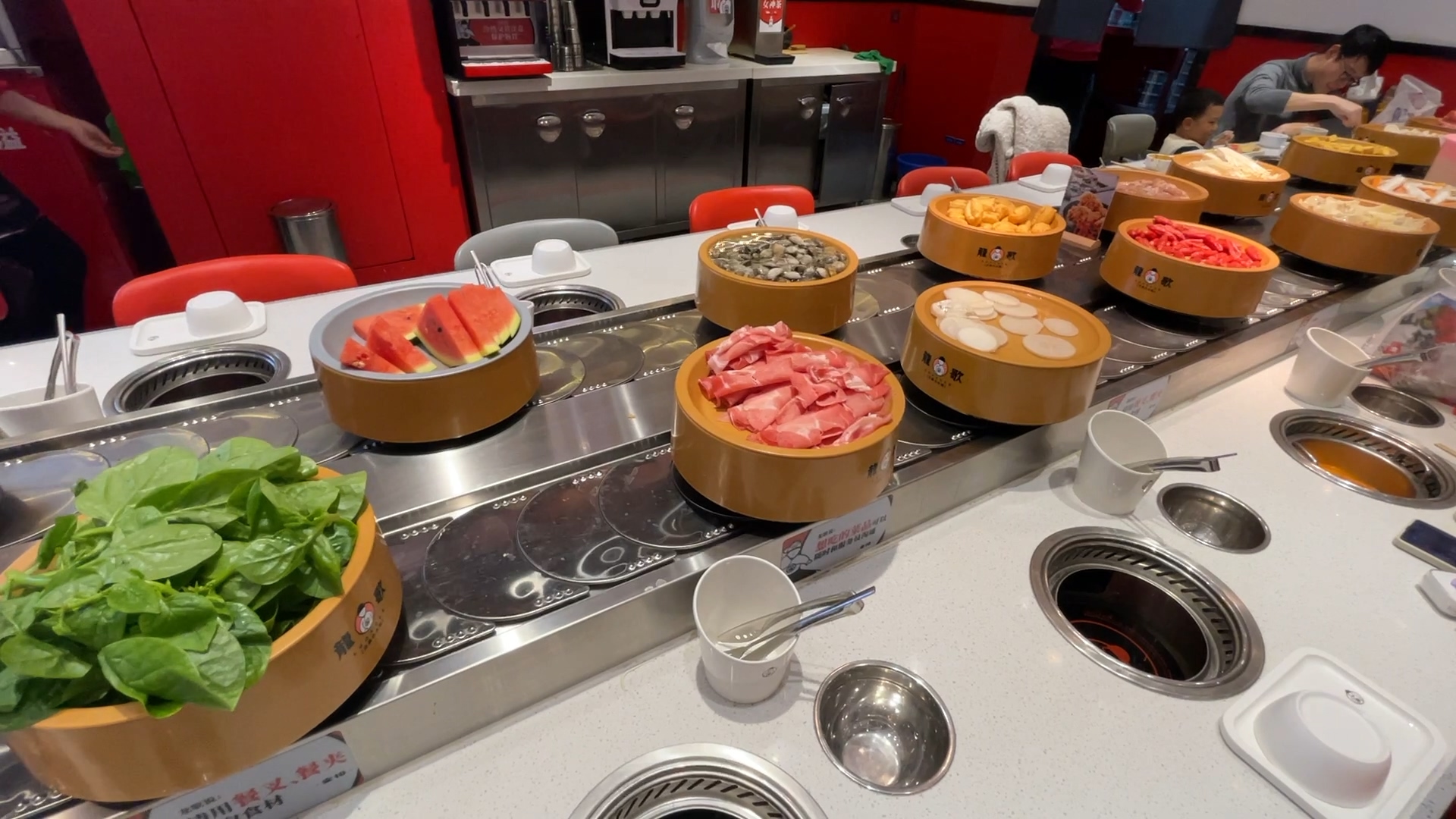 現(xiàn)在的智能回轉(zhuǎn)餐飲設(shè)備都有哪些新型配置？