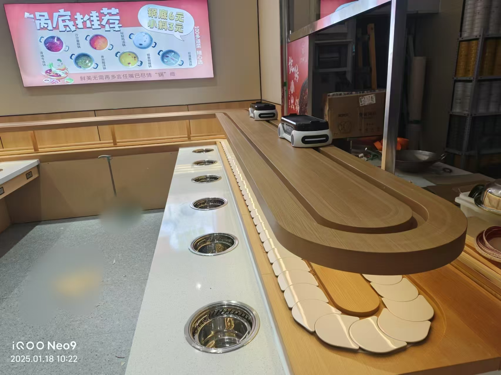 海譽(yù)科創(chuàng)河北單涮無煙小火鍋配置智能送餐小火車安裝完成 海譽(yù)科創(chuàng)河北單涮無煙小火鍋配置智能送餐小火車安裝完成
